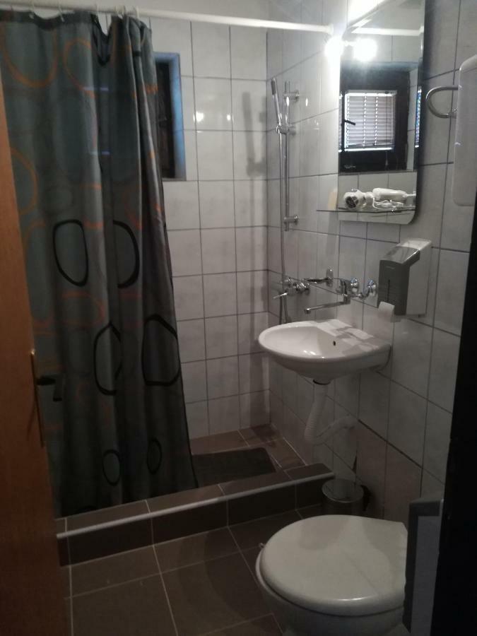 Lazarev Konak Banja Koviljaca Luaran gambar